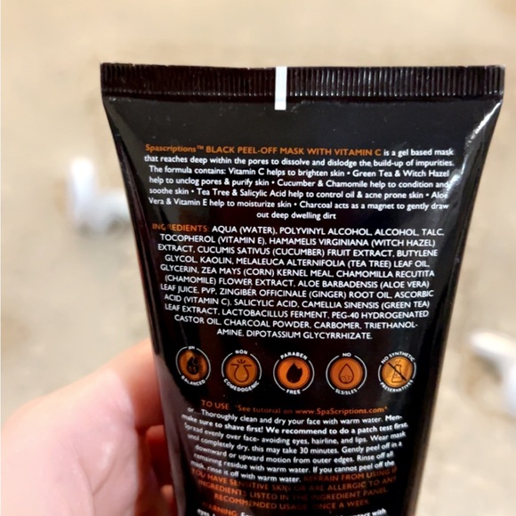 Black Peel-Off Mask with Vitamin C - Picture 4 of 4